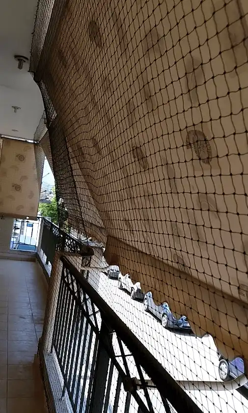 Τοποθέτηση διχτυού σε "περίεργο" μπαλκόνι